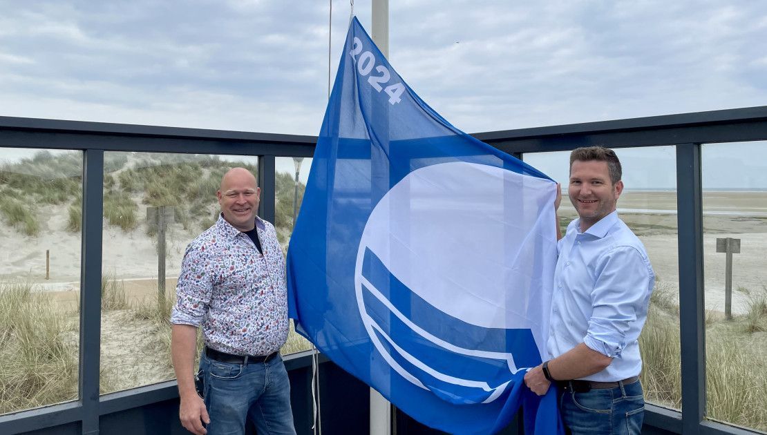 Strand Ballum ontvangt na ruim 20 jaar weer Blauwe Vlag - VVV Ameland