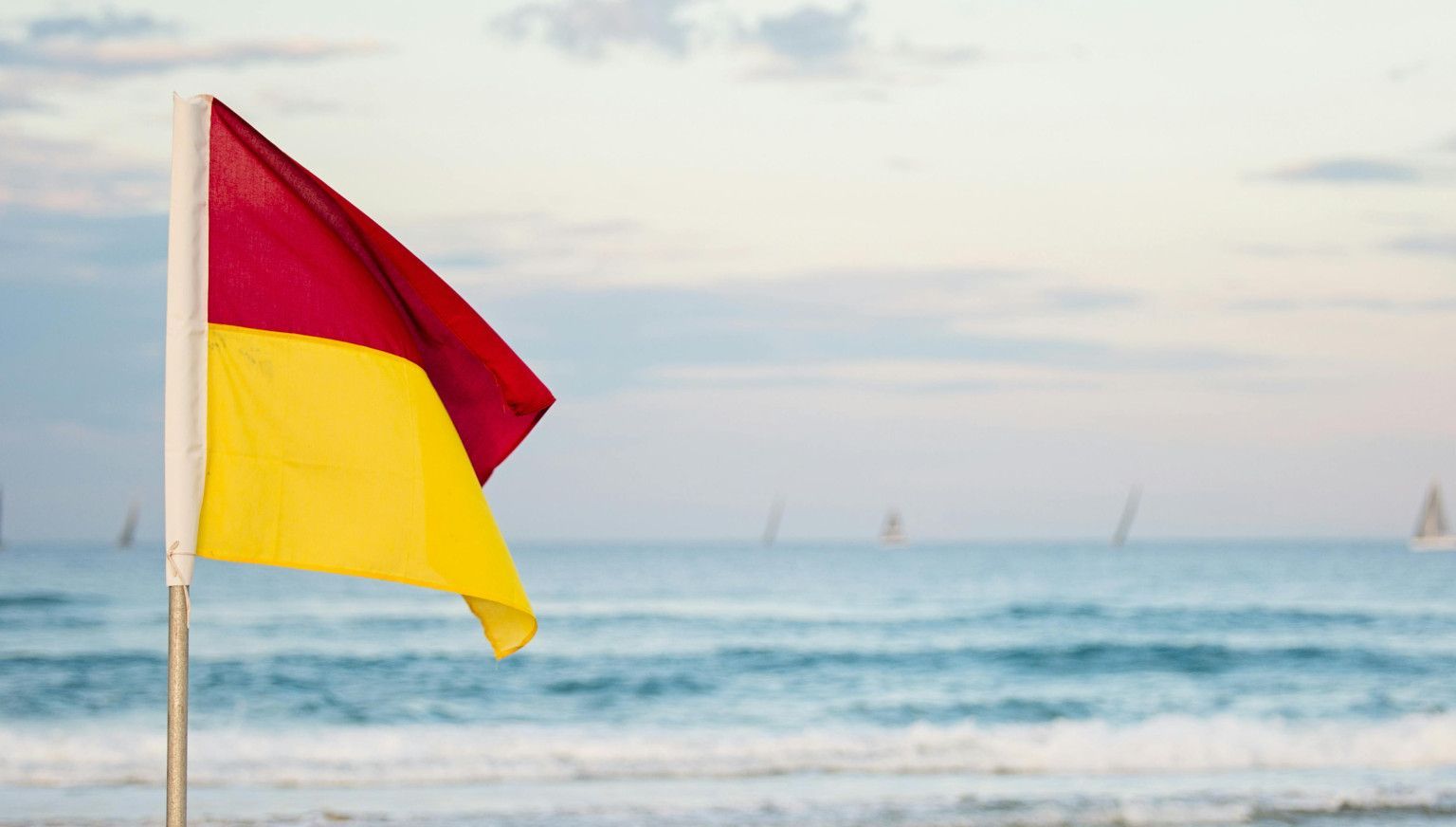 Strandflaggen - rot-gelb -- VVV Ameland