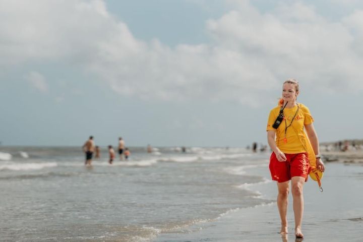 Het verhaal van lifeguard Tineke de Jong - VVV Ameland