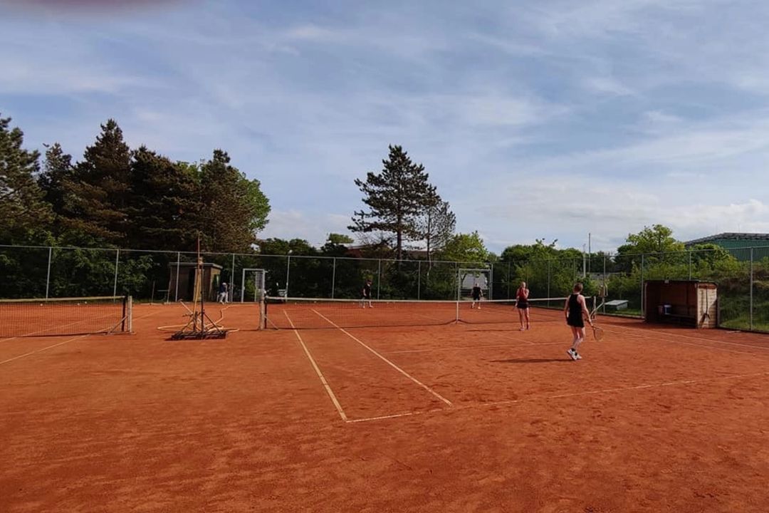 Tennis auf Sandplatz Nes