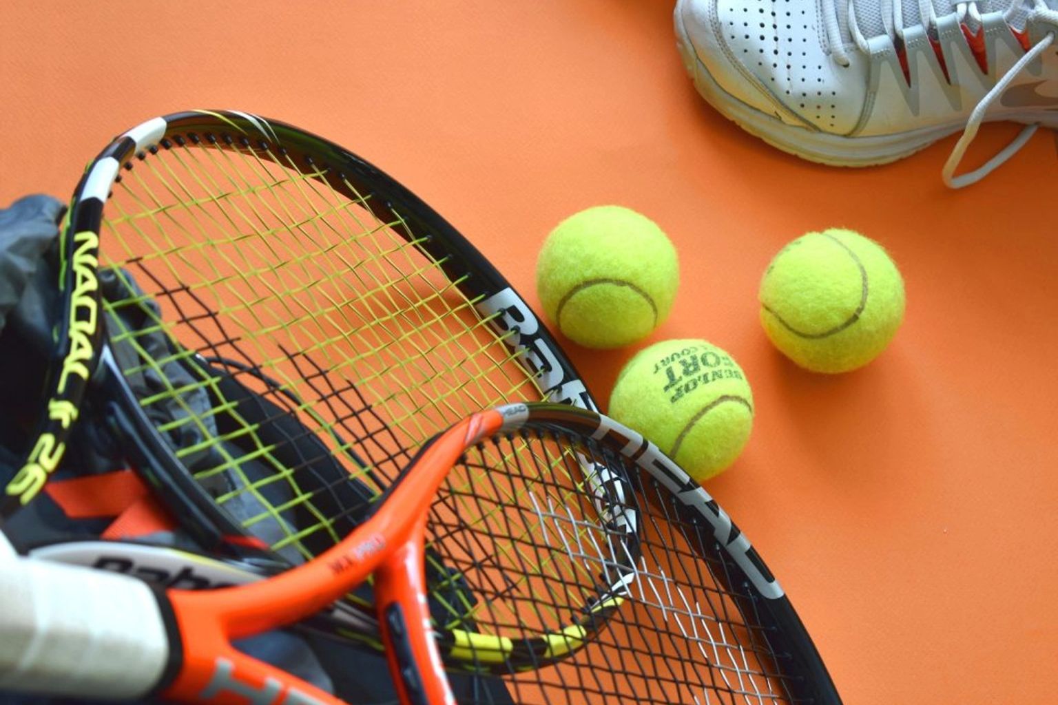 Tennis auf Kunstrasen in Hollum